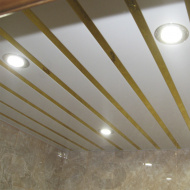 Комплект реечного потолка для ванной  1,35х0,9 м эконом AN85A белый матовый с раскладкой золото - фото 2