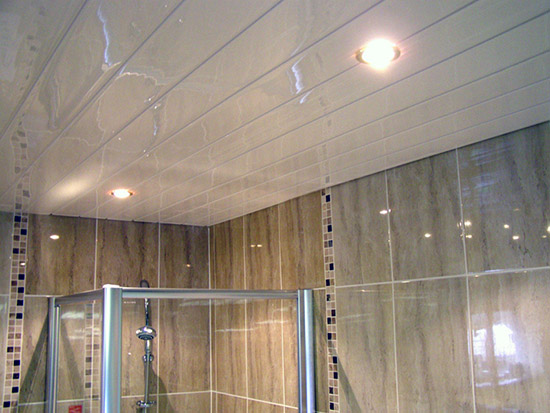 Реечный потолок S-дизайна в ванной комнате - фото
