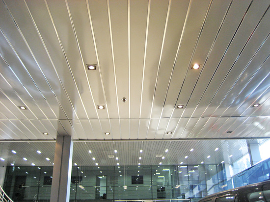 Реечные подвесные потолки в бизнес центре - фото