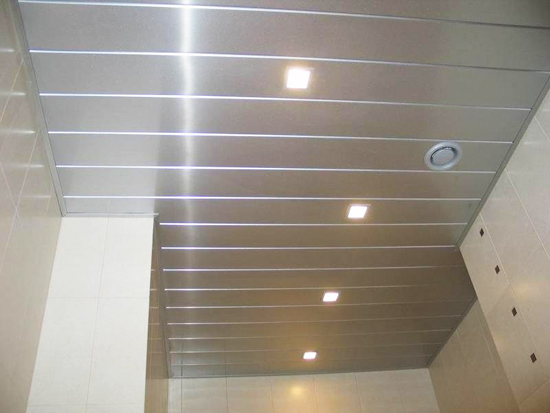 Реечный потолок S-дизайна в туалете - фото