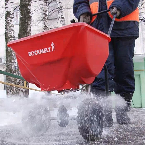 Работники дорожных служб разбрасывают реагенты RockMelt - фото