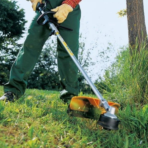 Работа триммера в летнее время - фото